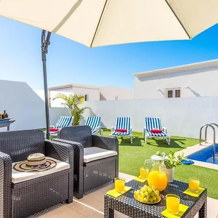 فيلة Fanabe Sleeps 8 With Pool Air Con And Wifi أذيخي