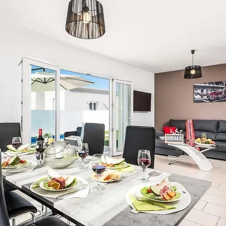 Villa Fanabe Sleeps 8 With Pool Air Con And Wifi *